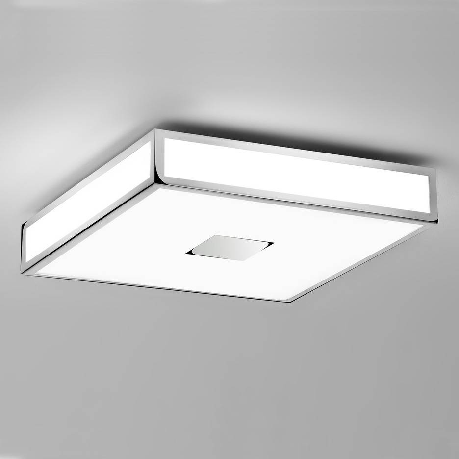 Plafonnier carré chrome pour éclairage d'une grande salle de bain