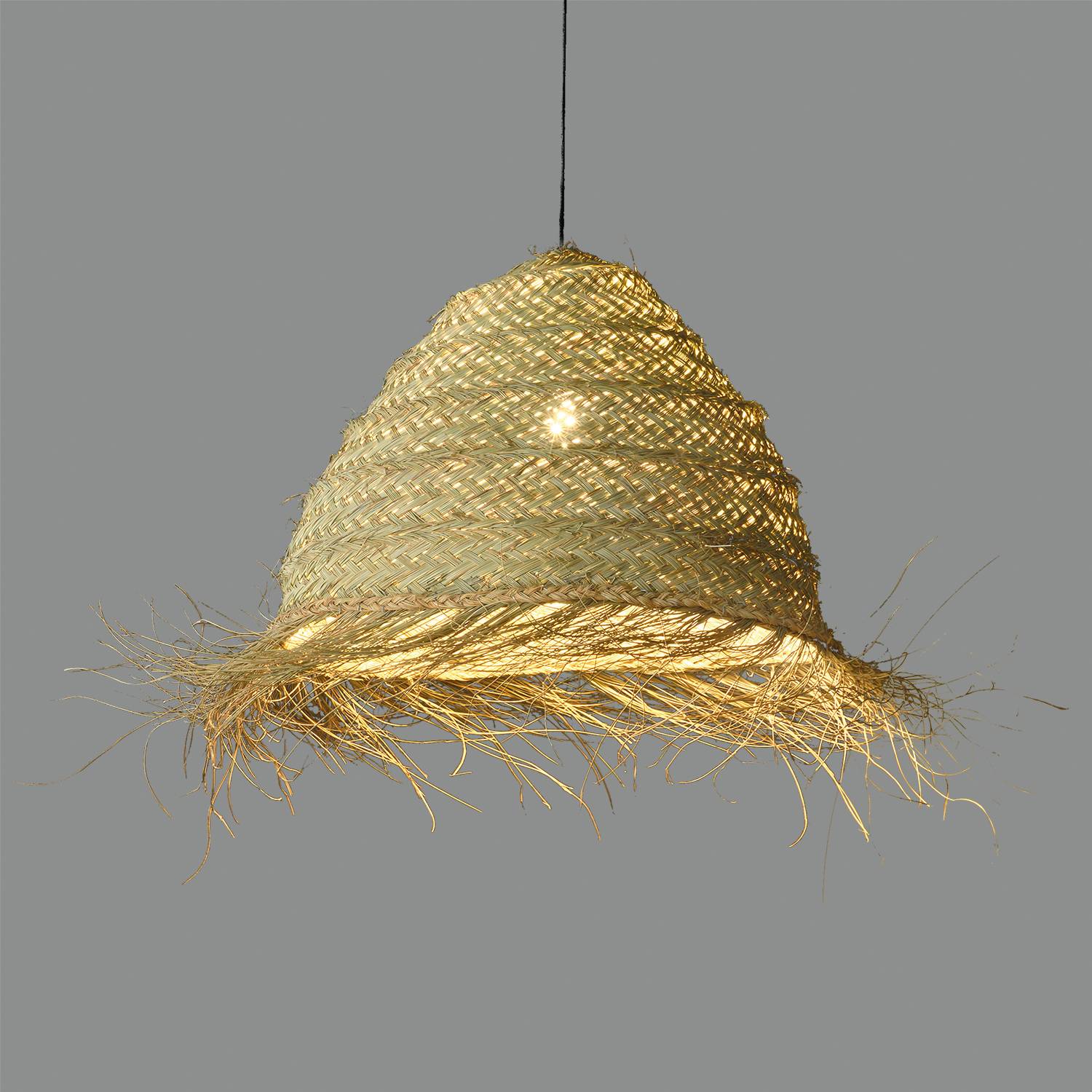 Suspension en forme de chapeau en fibres naturelles pour éclairer un restaurant en bord de mer
