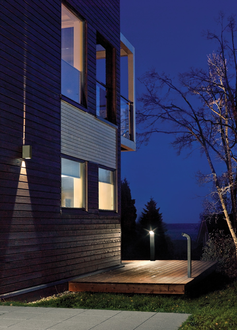 Applique extérieure avec un faisceau large et un faisceau étroit pour éclairer un façade de maison LILLEHAMMER LED par Norlys Eclairage
