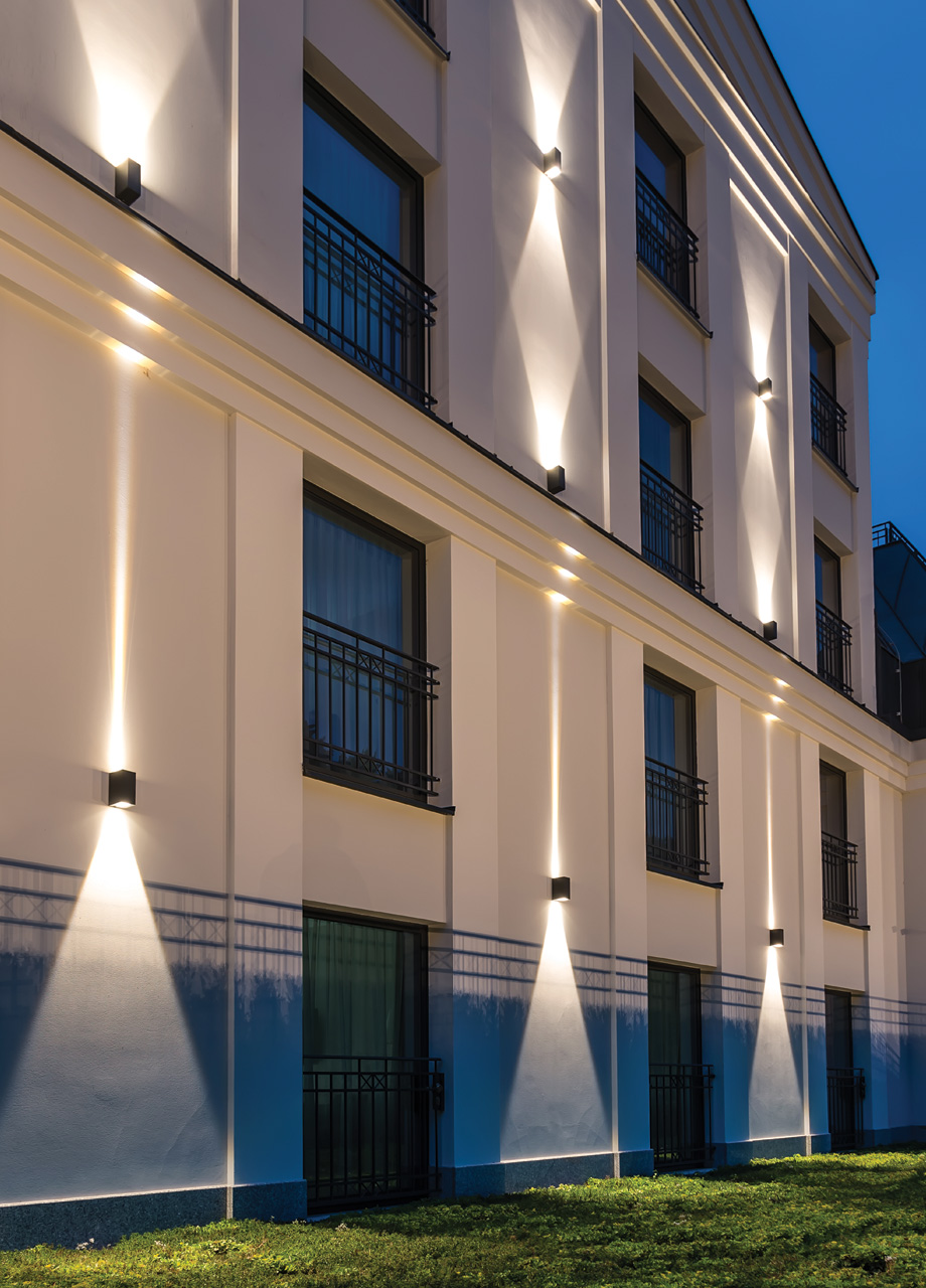 Applique faisceaux larges et étroits pour éclairer une façade d'hôtel  Lilehammer par Norlys Eclairage - IDEALUM PRO