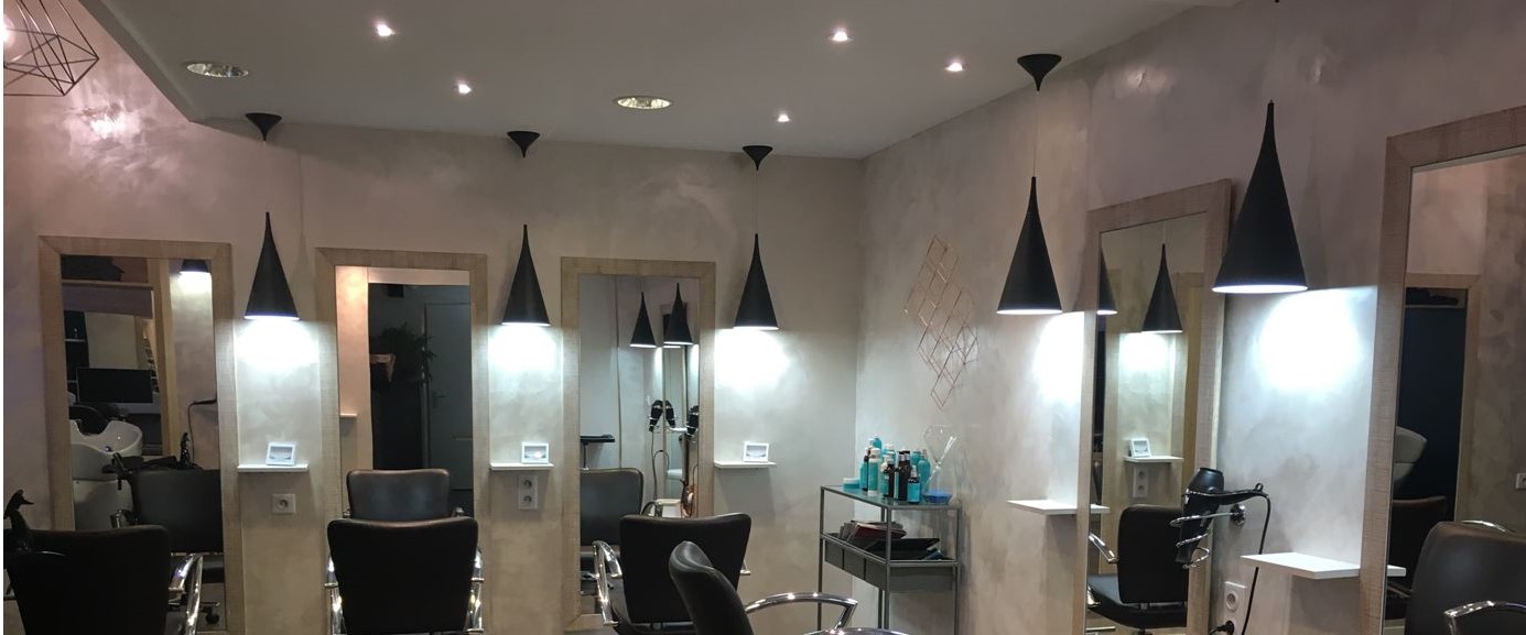 Eclairage d'un salon de coiffure en Vendée avec des suspensions Coniques de chez Indigo Lighting