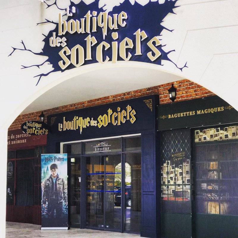 Eclairage d'une boutique de produits dérivés de la célèbre Saga "Harry Potter" près de Marseille