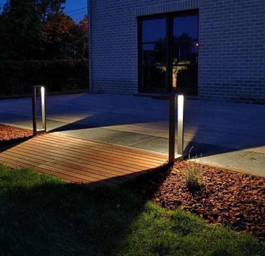 Borne d'éclairage de jardin - COURBES OUT : UNO - 100% LIGHT bvba -  contemporaine / en métal / à LED