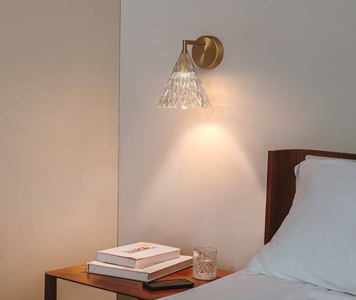 Applique murale décorative doré mat pour éclairer une tête de lit dans une  chambre à coucher Veneto Wall Light Par Ledsc4 - IDEALUM PRO